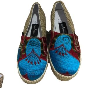 Espadrille made of leather with hand-loom embroidery.